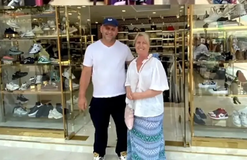Two long-time customers standing in front of the current BROTHERSBAG storefront